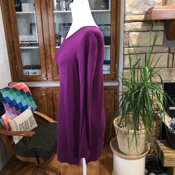 LOFT SIZE MEDIUM MAGENTA RAW NECK TUNIC LENGTH SWEATER TEXTURED SLEEVES LIKE NEW - Picture 2 of 4